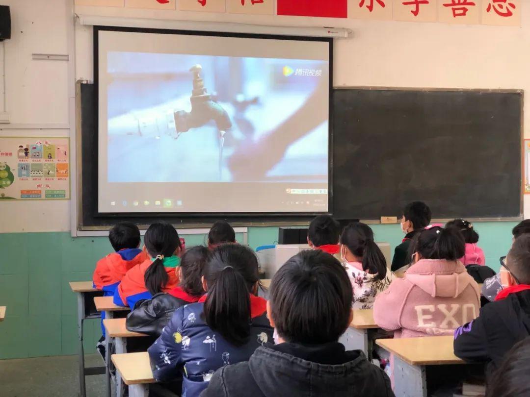 如果一颗核弹在海底300米处引爆，会造成什么后果？会引起大海啸吗？游戏画面